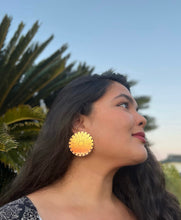 Load image into Gallery viewer, Sun Diosa Gold Acrylic Disk Earrings